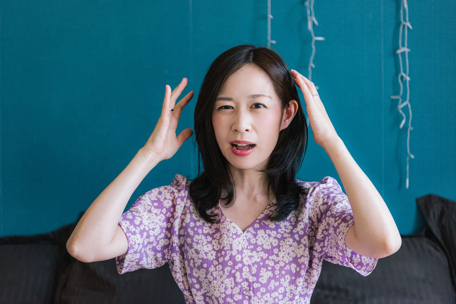 頭を抱える女性