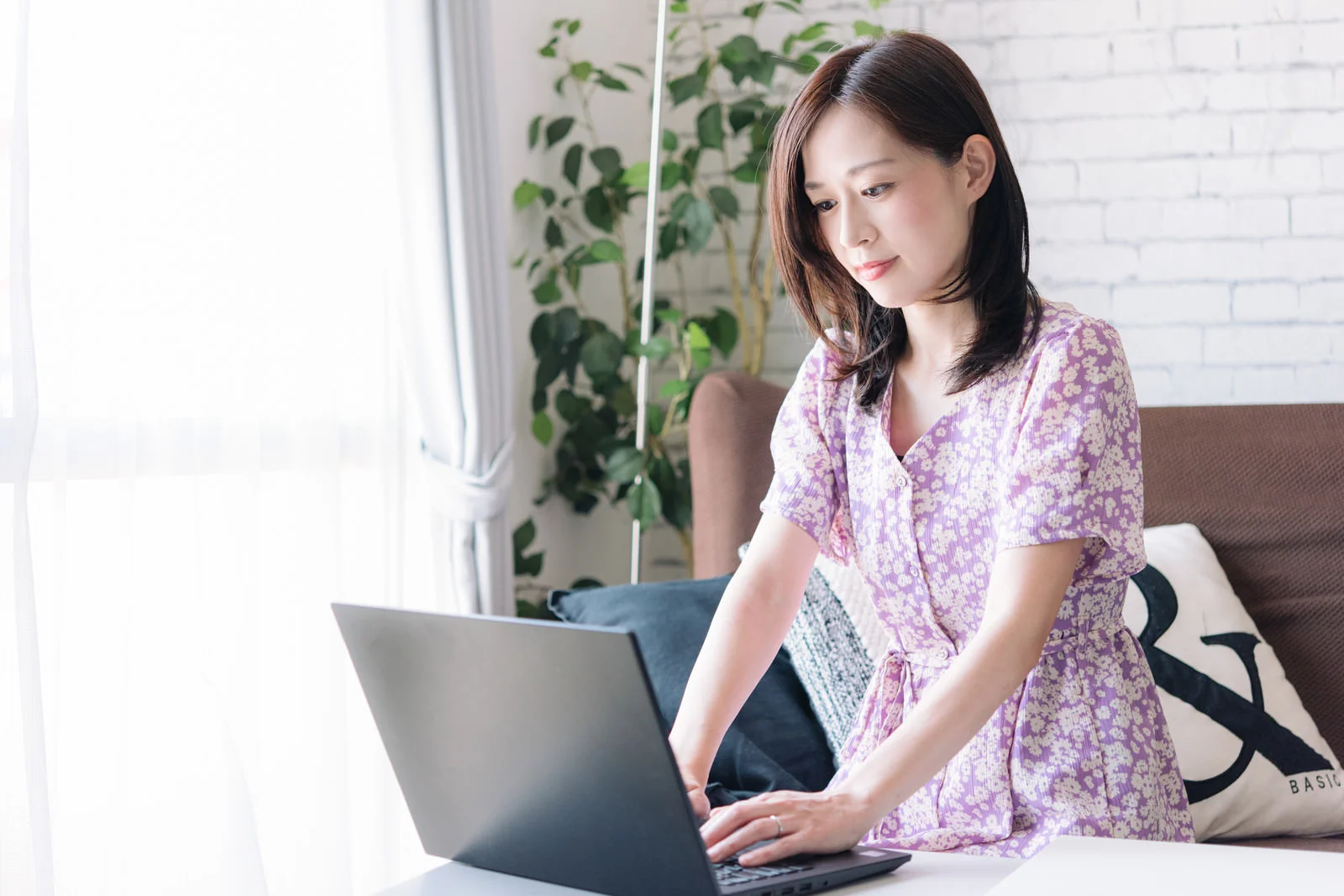 パソコンで作業する女性